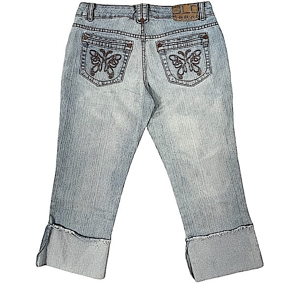 Glo Jeans Capri pants size 5 light wash, butterfly on pockets, rolled cuffs - Picture 6 of 15